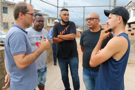 Prefeito de Teixeira de Freitas  visita construção de UBS  no bairro Colina Verde