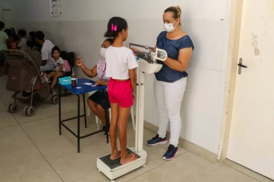 2ª ação para controle de verminoses infantis ocorreu nesta terça (24) em Teixeira de Freitas