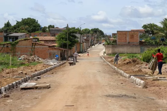 Prefeitura de Teixeira realiza processo de pavimentação em rua no Castelinho