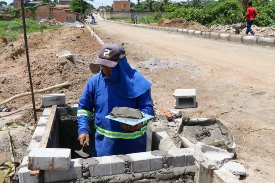 Prefeitura de Teixeira realiza processo de pavimentação em rua no Castelinho