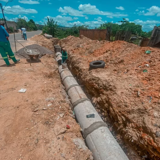 Prefeitura de Itamaraju realiza obra de drenagem na Várzea Alegre