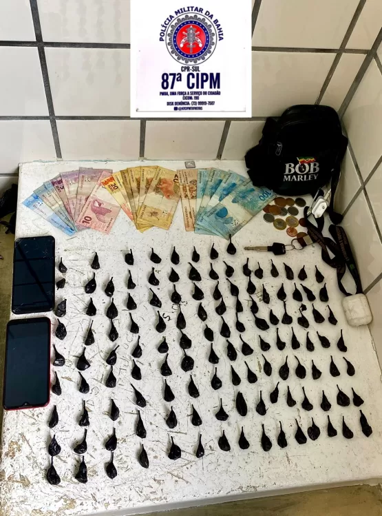 PM prende suspeitos de roubo e tráfico de drogas em Teixeira de Freitas