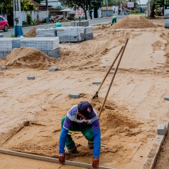 Prefeitura de Itamaraju dá continuidade a projeto de calçamento em mais locais da cidade