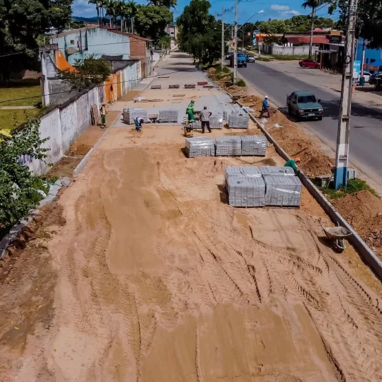 Prefeitura de Itamaraju dá continuidade a projeto de calçamento em mais locais da cidade