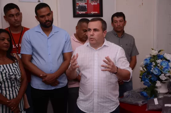 Prefeito Tonzinho entrega novos uniformes aos colaboradores do SAMU, Centro de Endemias e aos Vigilantes de Lajedão