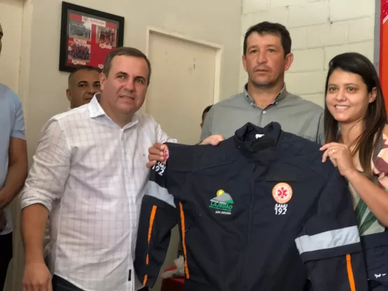 Prefeito Tonzinho entrega novos uniformes aos colaboradores do SAMU, Centro de Endemias e aos Vigilantes de Lajedão