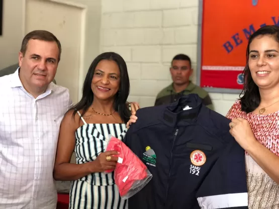 Prefeito Tonzinho entrega novos uniformes aos colaboradores do SAMU, Centro de Endemias e aos Vigilantes de Lajedão