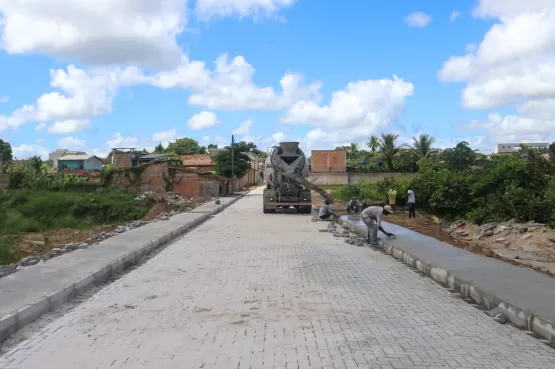 Prefeitura de Teixeira prossegue com obra de pavimentação em rua do bairro Castelinho