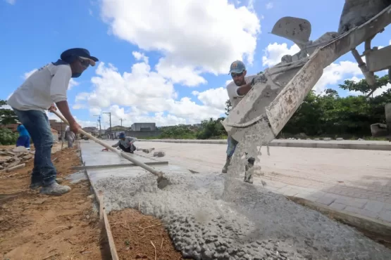 Prefeitura de Teixeira prossegue com obra de pavimentação em rua do bairro Castelinho