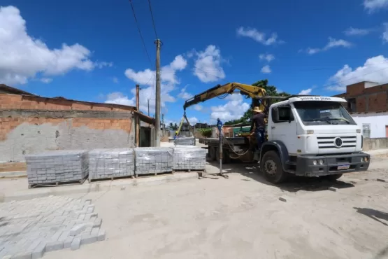 Prefeitura de Teixeira prossegue com obra de pavimentação em rua do bairro Castelinho