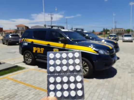 PRF flagra caminhoneiro com comprimidos de anfetaminas na BR 101, em Teixeira de Freitas