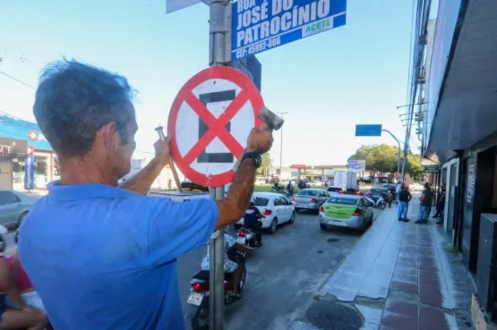 Prefeitura de Teixeira de Freitas instala placas de trânsito na Avenida São Paulo