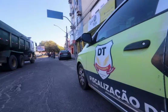 Prefeitura de Teixeira de Freitas instala placas de trânsito na Avenida São Paulo