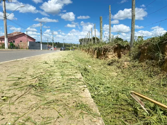 Medeiros Neto: prefeitura realiza serviços de limpeza de ruas