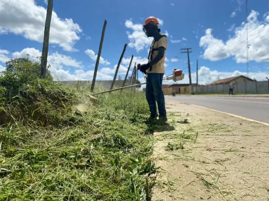 Medeiros Neto: prefeitura realiza serviços de limpeza de ruas