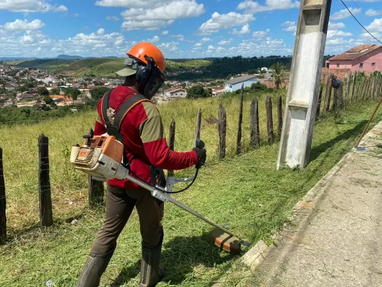 Medeiros Neto: prefeitura realiza serviços de limpeza de ruas