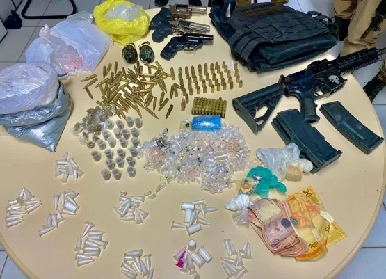 Três criminosos morrem em confronto com a polícia em Feira de Santana. Fuzil, granadas, revólveres e colete foram apreendidos