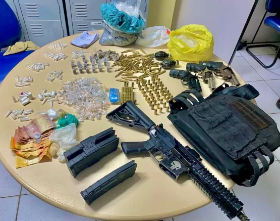 Três criminosos morrem em confronto com a polícia em Feira de Santana. Fuzil, granadas, revólveres e colete foram apreendidos