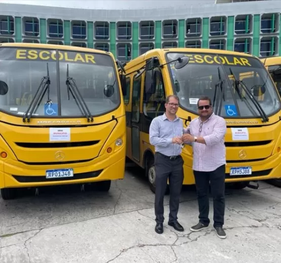 Prefeito Marcelo Belitardo recebe dois ônibus escolares  através de emenda parlamentar do deputado Sandro Régis