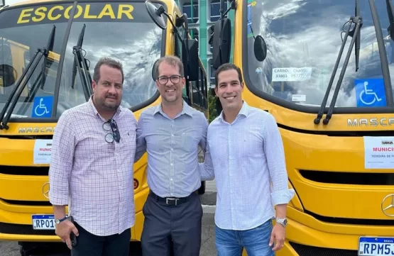 Prefeito Marcelo Belitardo recebe dois ônibus escolares  através de emenda parlamentar do deputado Sandro Régis