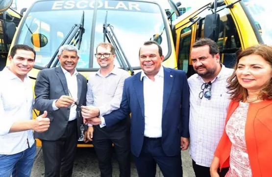 Prefeito Marcelo Belitardo recebe dois ônibus escolares  através de emenda parlamentar do deputado Sandro Régis