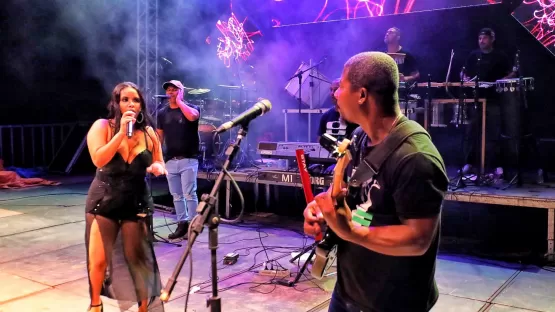 Jarley e Banda abre o mês do Carnaval na Arena Praia da Barra em Mucuri