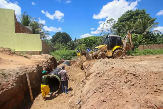 Prefeitura de Teixeira de Freitas realiza obra de saneamento no Caminho do Mar II