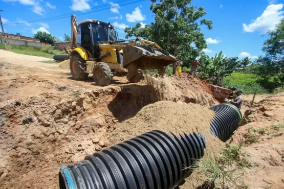 Prefeitura de Teixeira de Freitas realiza obra de saneamento no Caminho do Mar II