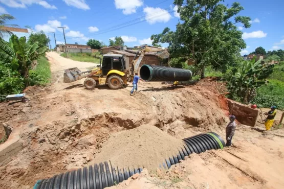 Prefeitura de Teixeira de Freitas realiza obra de saneamento no Caminho do Mar II