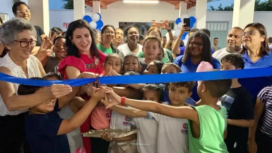 Prefeita Luciana Machado entrega escola totalmente reformada para população de Nova Viçosa