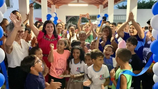 Prefeita Luciana Machado entrega escola totalmente reformada para população de Nova Viçosa