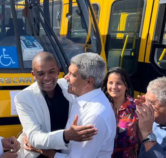 Prado recebe mais um ônibus escolar do Governo do Estado