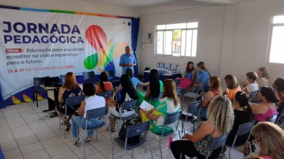 Prefeitura de Medeiros Neto promove evento com diretores e coordenadores