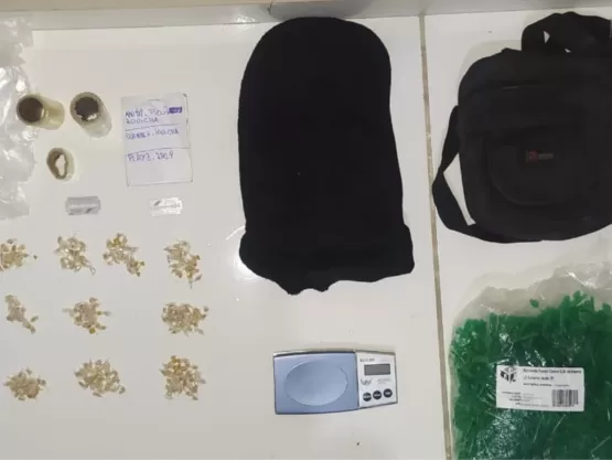 Cadela do 8° BPM descobre ponto de armazenamento de drogas, em Porto Seguro