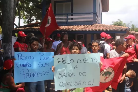 Justiça determina desocupação de prédio de prefeitura em Santa Cruz Cabrália, grupo se recusa a deixar local