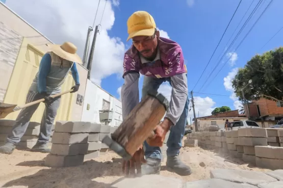 Prefeitura continua com pavimentação no Santa Rita em Teixeira de Freitas