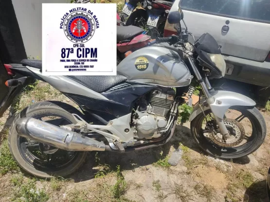 Jovem que conduzia moto sem placa é preso com droga pela PM