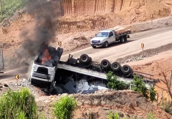 Carreta pega fogo após tombar no desvio da BR 101 e rodovia fica parcialmente interditada