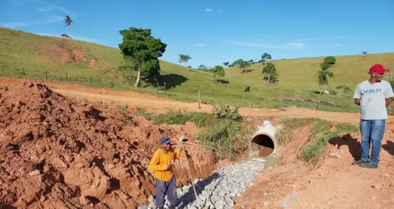 Secretaria de Infraestrutura realiza reparação em estrada da Zona Rural de Teixeira de Freitas