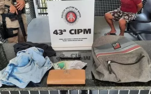 Homem é preso após furtar mochila e tentar usar cartão de crédito do dono, em Itamaraju