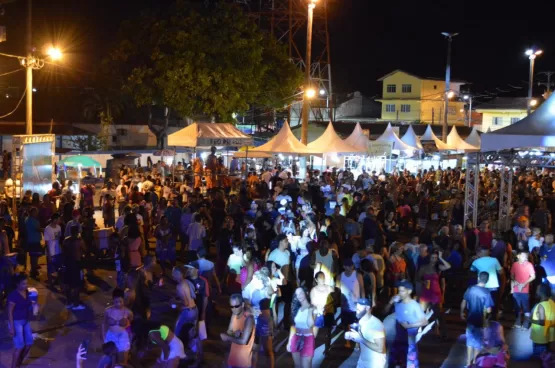 Praça da Baleia lotada na segunda noite do carnaval de Nova Viçosa