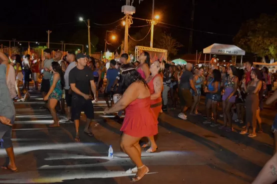 Praça da Baleia lotada na segunda noite do carnaval de Nova Viçosa