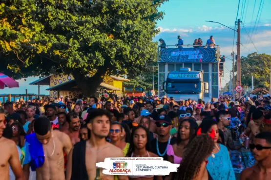 Arrastão com Groovaii leva multidão no terceiro dia de Carnaval pela orla de Alcobaça