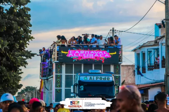 Arrastão com Groovaii leva multidão no terceiro dia de Carnaval pela orla de Alcobaça