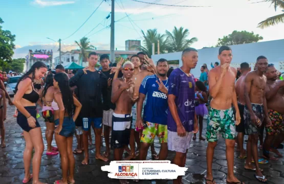 Arrastão com Groovaii leva multidão no terceiro dia de Carnaval pela orla de Alcobaça