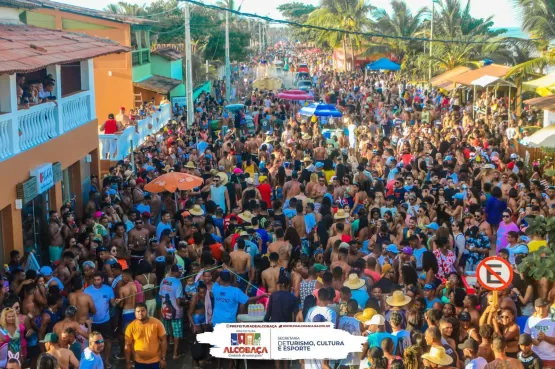 Arrastão com Groovaii leva multidão no terceiro dia de Carnaval pela orla de Alcobaça