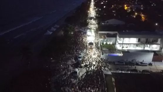 Arrastão com Groovaii leva multidão no terceiro dia de Carnaval pela orla de Alcobaça