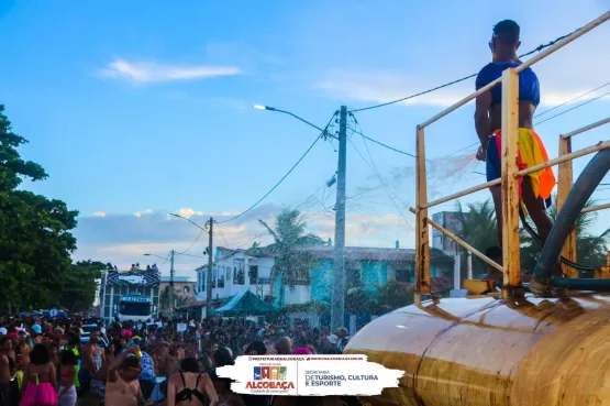 Arrastão com Groovaii leva multidão no terceiro dia de Carnaval pela orla de Alcobaça