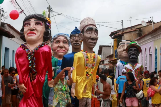 No extremo sul, Jerônimo Rodrigues visita Carnaval de Caravelas, Alcobaça e Prado