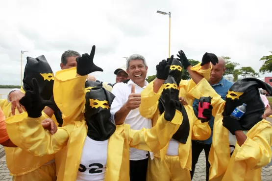 No extremo sul, Jerônimo Rodrigues visita Carnaval de Caravelas, Alcobaça e Prado